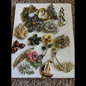 Ladies fashion pins. 16 each